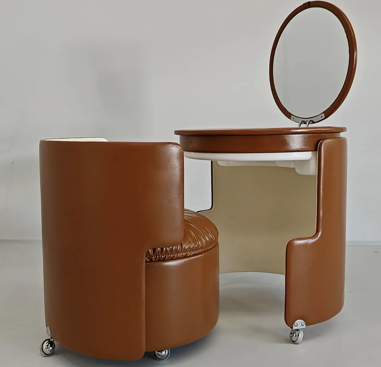 Dilly Dally leather vanity by Luigi Massoni for Poltrona Frau, 1970s 3